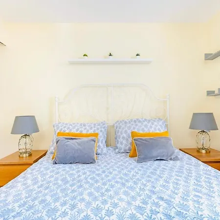 Apartment Charming Apartment, Sleeps 4- 15 Mins To