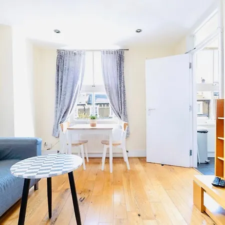 Apartment Charming Apartment, Sleeps 4- 15 Mins To