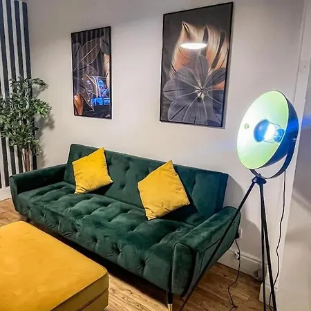 East Townhouse By Harlington Apartment London