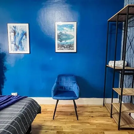East Townhouse By Harlington Apartment
