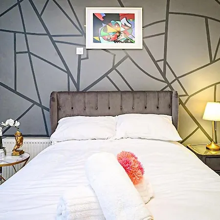 Jazzy 2br Crib - Parking, Wi-fi & Private Garden * Enfield