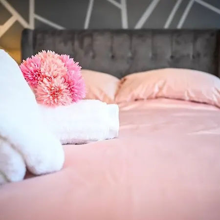 Jazzy 2br Crib - Parking, Wi-fi & Private Garden Apartment