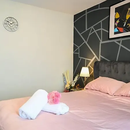 Apartment Jazzy 2br Crib - Parking, Wi-fi & Private Garden Enfield