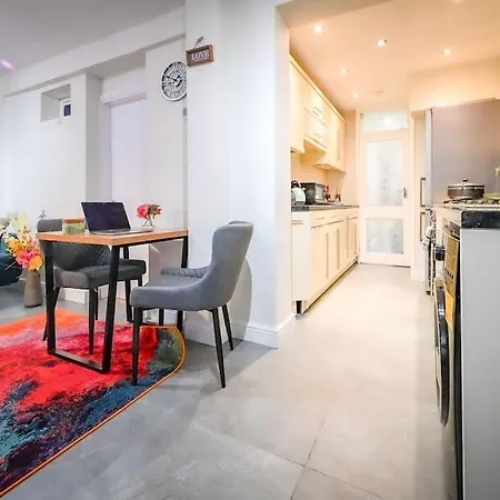 Apartment Jazzy 2br Crib - Parking, Wi-fi & Private Garden Enfield