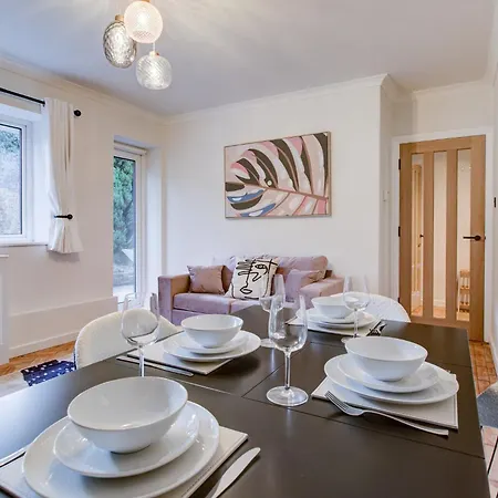 Artsy Serviced - Highgate Apartment London
