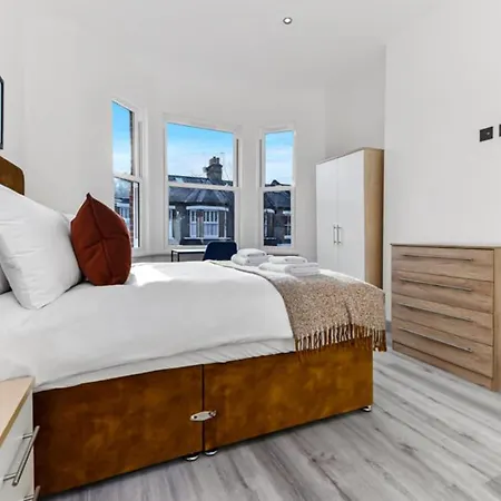 Apartment Huge, Brand-new Flat For Friends & Families! London