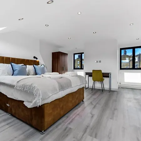 Huge, Brand-new Flat For Friends & Families! Apartment London