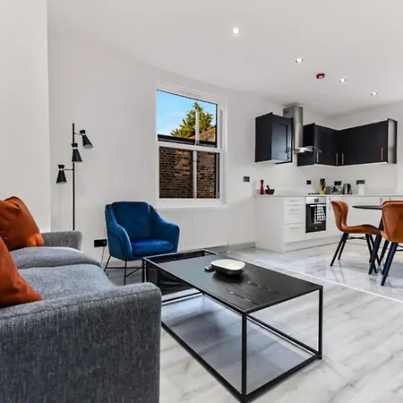 Huge, Brand-new Flat For Friends & Families! London