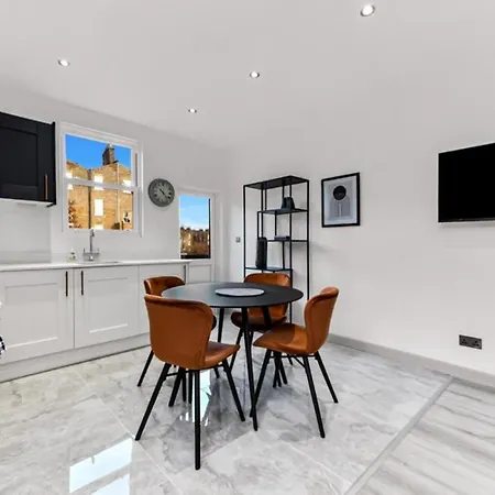 Huge, Brand-new Flat For Friends & Families! London