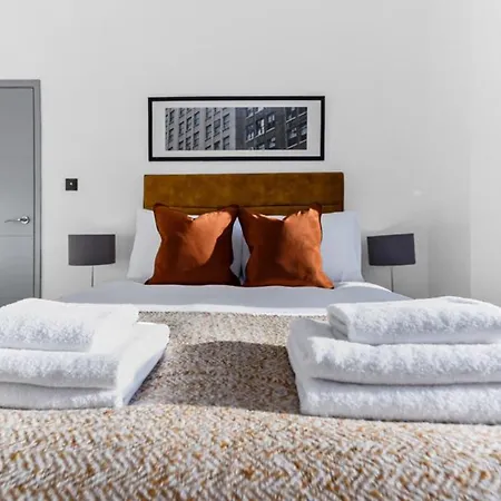 Apartment Huge, Brand-new Flat For Friends & Families! London