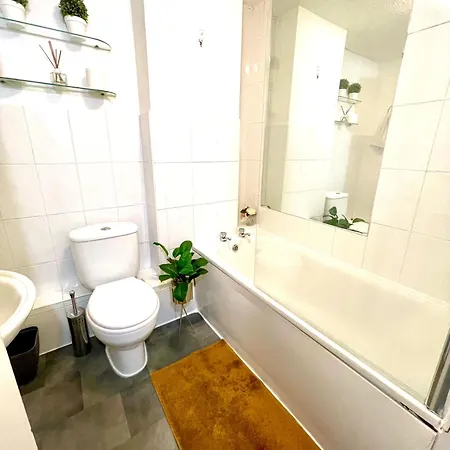 2 Bed Flat Privite In Canada Water