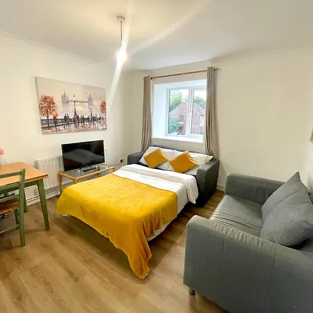 2 Bed Flat Privite In Canada Water * London