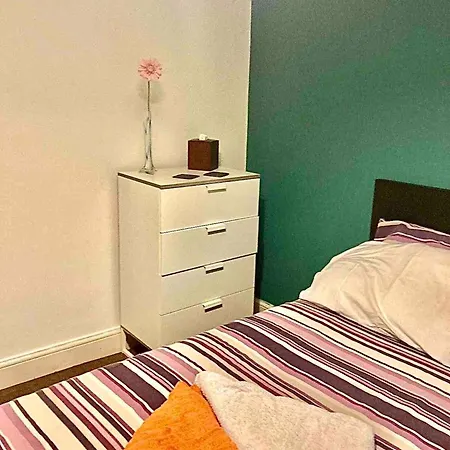 Stylish London Living With Free Parking In Super Host 5 Star *