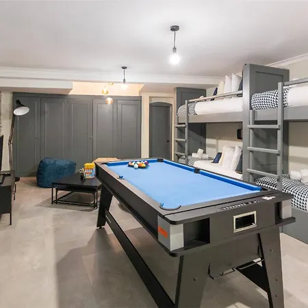Modern & Funky 3-br Duplex With Games & Sauna London