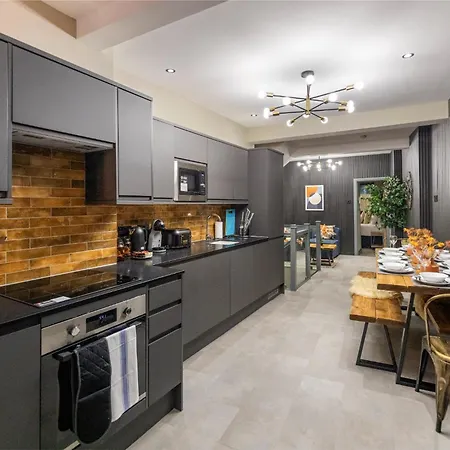 Modern & Funky 3-br Duplex With Games & Sauna *