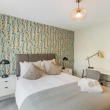 Apartment Your Home: 1br Flat With Modern Amenities