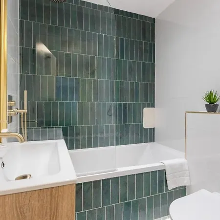 Your Home: 1br Flat With Modern Amenities