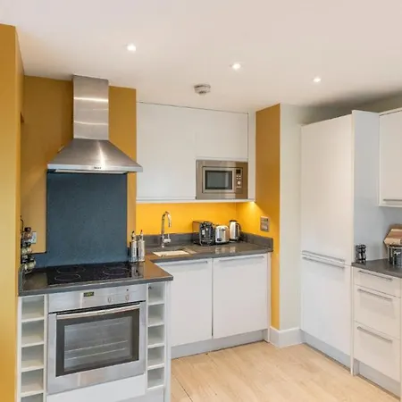 Your Home: 1br Flat With Modern Amenities Apartment