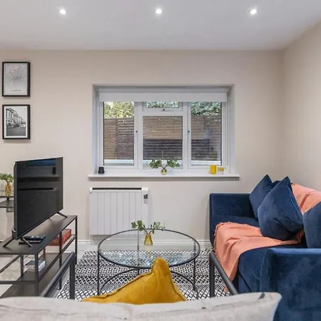 Tranquil Retreat In Hendon: Comfort & Style Await *