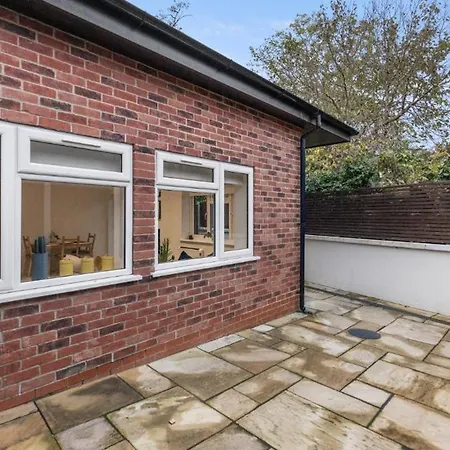 Tranquil Retreat In Hendon: Comfort & Style Await * The Hyde