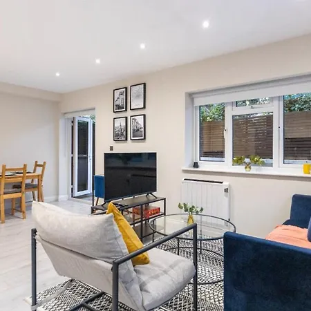 Tranquil Retreat In Hendon: Comfort & Style Await The Hyde