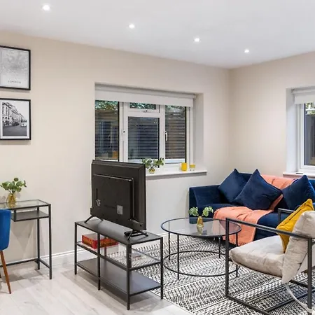 Tranquil Retreat In Hendon: Comfort & Style Await *