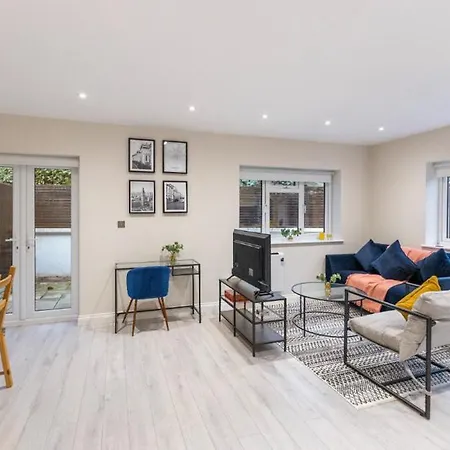 Apartment Tranquil Retreat In Hendon: Comfort & Style Await The Hyde