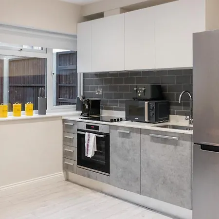 Tranquil Retreat In Hendon: Comfort & Style Await Apartment The Hyde