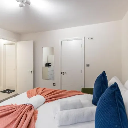 Tranquil Retreat In Hendon: Comfort & Style Await The Hyde