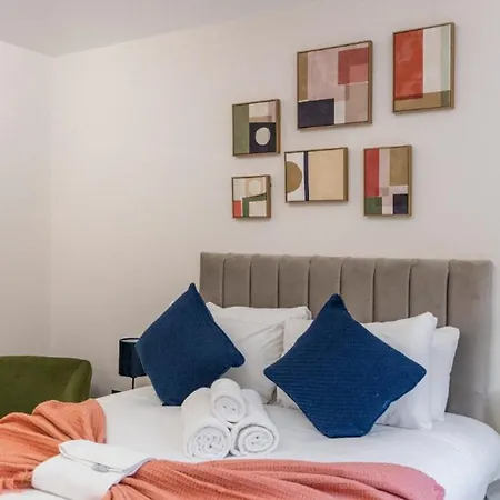 Tranquil Retreat In Hendon: Comfort & Style Await