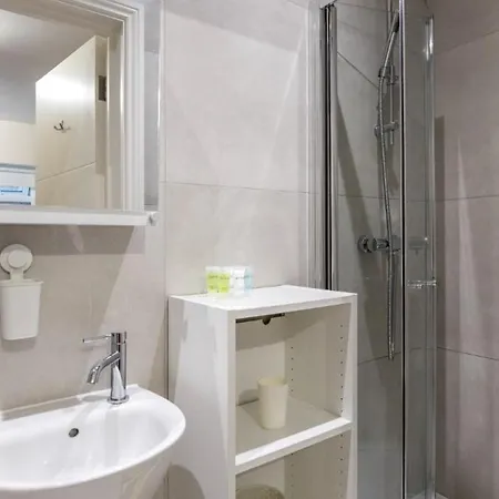 Apartment Tranquil Retreat In Hendon: Comfort & Style Await The Hyde