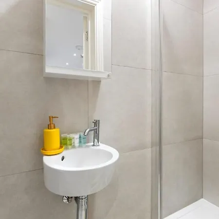 Apartment Tranquil Retreat In Hendon: Comfort & Style Await