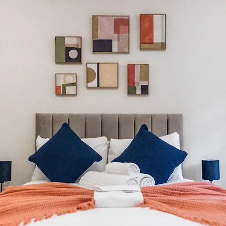 Tranquil Retreat In Hendon: Comfort & Style Await Apartment