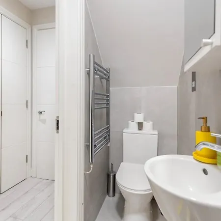 Tranquil Retreat In Hendon: Comfort & Style Await