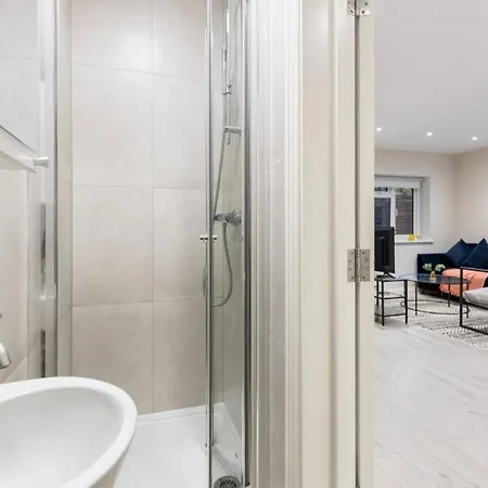 Tranquil Retreat In Hendon: Comfort & Style Await Apartment *