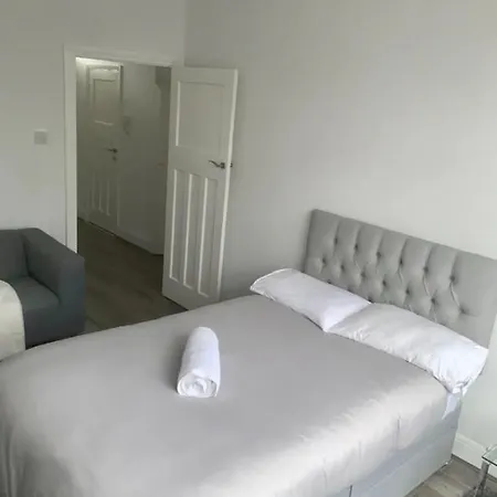 Apartment 2 Bedroom With Balcony Near Tottenham Hostpur Stadium