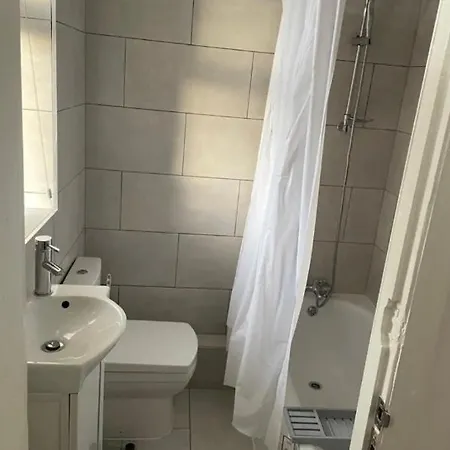 2 Bedroom With Balcony Near Tottenham Hostpur Stadium *