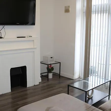 2 Bedroom With Balcony Near Tottenham Hostpur Stadium Apartment *