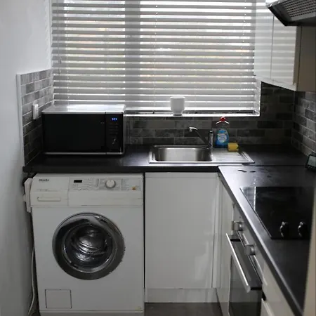 2 Bedroom With Balcony Near Tottenham Hostpur Stadium Apartment *