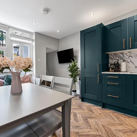 Lovely 2 Bedroom With Grill Apartment London