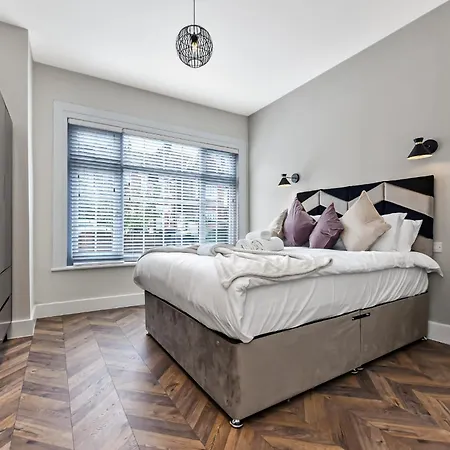 Lovely 2 Bedroom With Grill * London