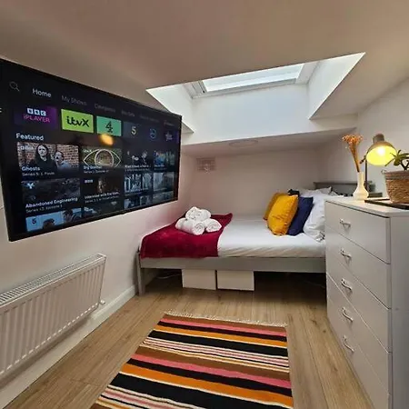West Kensington Bright Flat * London