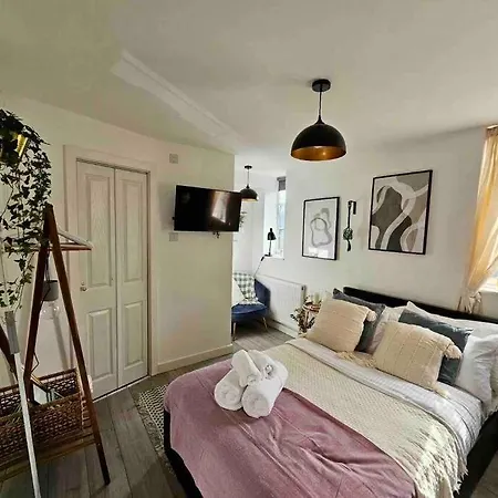 Stylish Putney Village Flat Apartment London