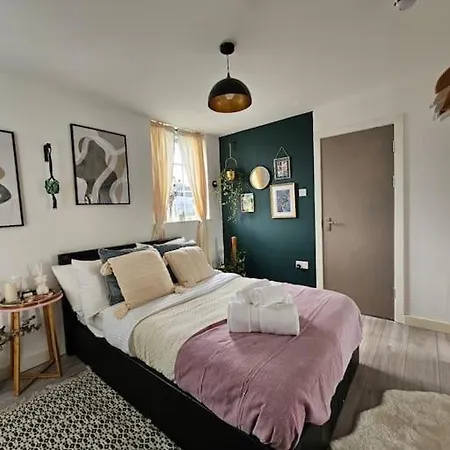 Stylish Putney Village Flat London