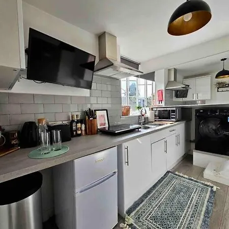 Stylish Putney Village Flat *