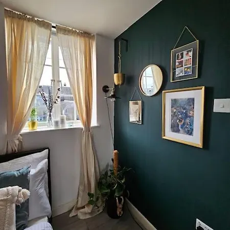Stylish Putney Village Flat * London