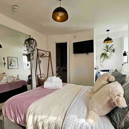 Stylish Putney Village Flat *