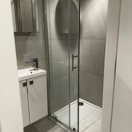 Stunning Double Bedroom With En-suite In Shared Apartment- Se20 Border