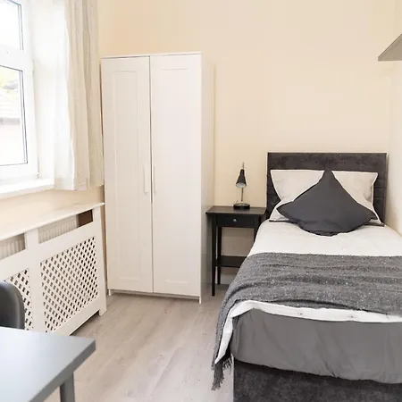 Holiday home Beautiful 4 Single Bedroom House *