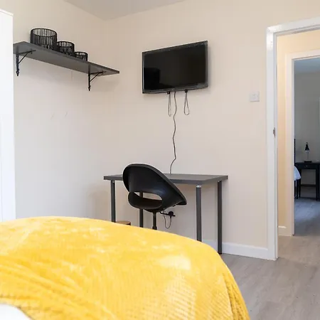 Beautiful 4 Single Bedroom House Holiday home Dagenham